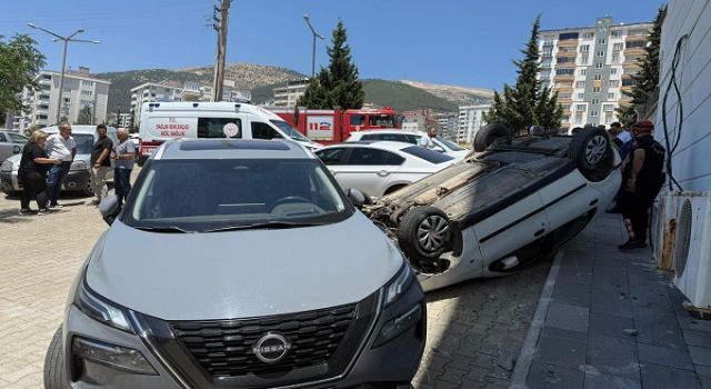 Kahramanmaraş’ta kontrolden çıkan otomobil park halindeki araçlara çarptı