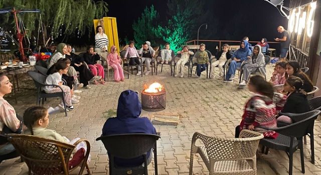 Anne ve Kızlar Doğada Buluştu; Eğlence ve Sevgi Dolu Bir Gün