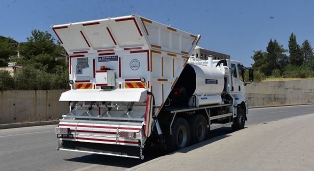 DULKADİROĞLU BELEDİYESİ, HİZMET FİLOSUNA YENİ SATHİ KAPLAMA ARACI EKLEDİ