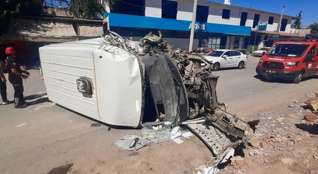 Hafif ticari araç ile kamyon çarpıştı: 1 ağır yaralı