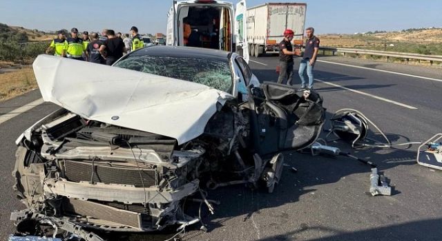 Otobanda otomobiliyle bariyerlere çarptı: 1 ölü