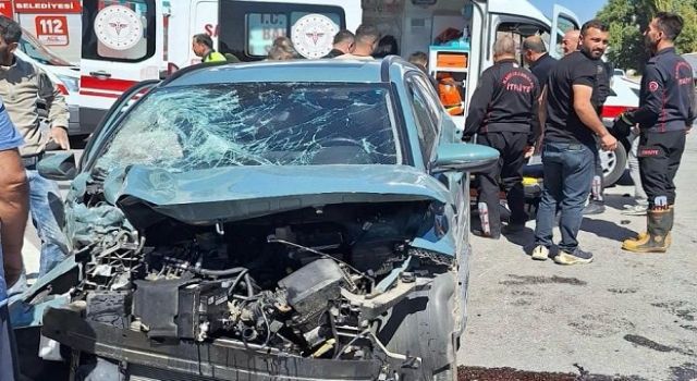 Otomobil ile tır çarpıştı: 2 yaralı