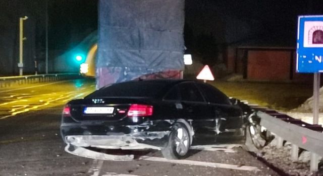 Kahramanmaraş’ta otomobil bariyerlere çarptı: 2 yaralı