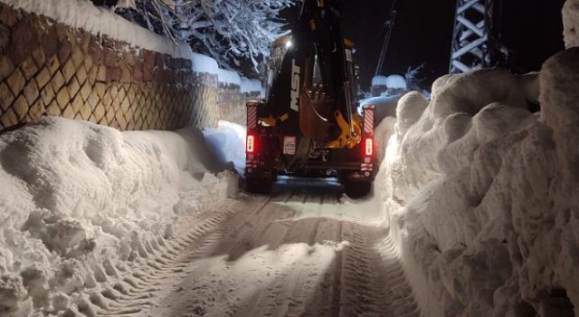 Büyükşehir, Şehrin Dört Bir Yanında Kar Mesaisini Sürdürüyor