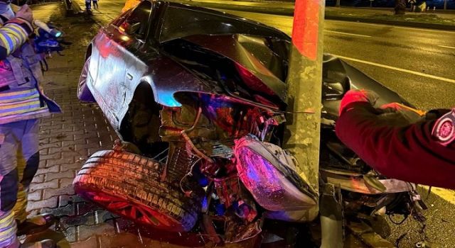 Kahramanmaraş’ta otomobil aydınlatma direğine ok gibi saplandı