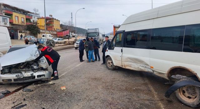 Servis Aracı ile Otomobil Çarpıştı: 2 yaralı 