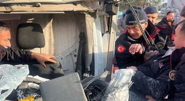 Yakıt tankeri ile kamyonet çarpıştı: 1’i ağır 2 yaralı 