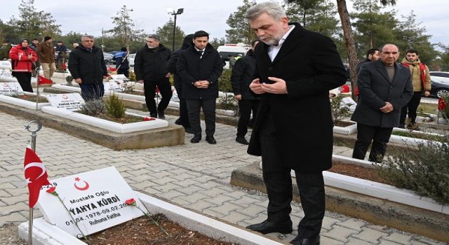 Deprem Şehitleri Kabri Başında Dualarla Yad Edildi