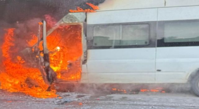 Seyir halindeki minibüs alev topuna döndü 