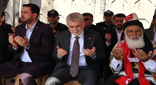 Aziz Şehitler ve Hayatını Kaybeden Öğrenciler Kabri Başında Dualarla Anıldı