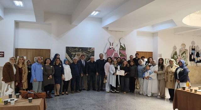 Mutfaktaki Görünmez Emek Sanata Dönüşüyor: "Çizgiden Önlüğe: Bir Aile Hikâyesi" Sergisi Açıldı