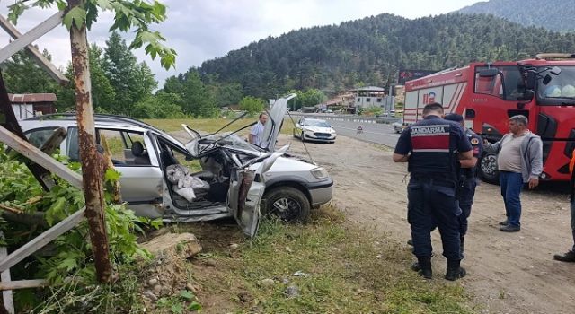 Otomobil Elektrik Direğine Çarptı: 1 Yaralı
