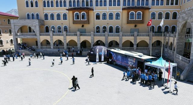 Pusula Maraş’ın Bilim Otobüsü Elbistan’da Gençleri Keşif Yolculuğuna Çıkardı