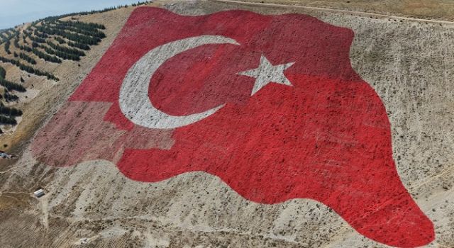 Dünyanın en büyük Türk Bayrağı, yeniden ilk günkü görkemine kavuştu