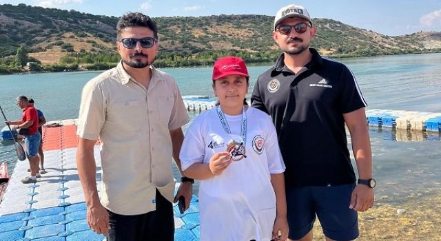 Kahramanmaraşlı Buğlem Kalay, Parakanoda Türkiye Şampiyonu Oldu