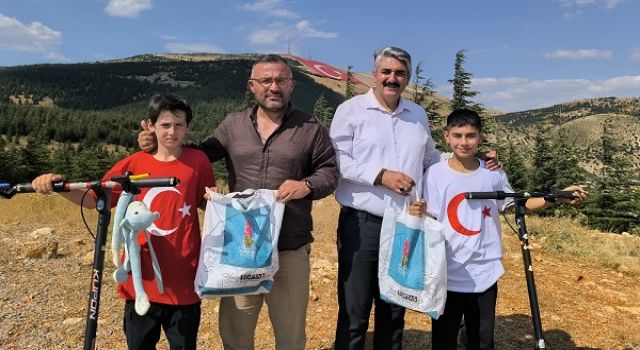 Scooterlarını bayrak sevgisi için sürdüler