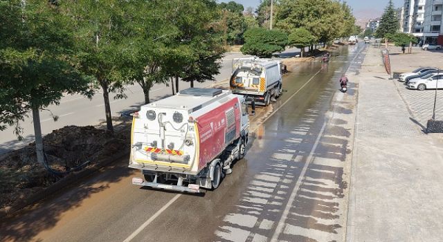 Büyükşehir Ekipleri Afşinbey Caddesi’nde Temizlik Mesaisinde