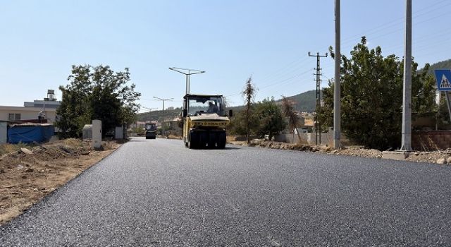 Büyükşehir, Türkoğlu Beyoğlu’nun Ana Bulvarını Sıcak Asfaltla Yeniliyor