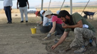 Kahramanmaraş'ta dünyanın en geniş höyük yerleşim alanlarından Domuztepe'de kazılar başladı