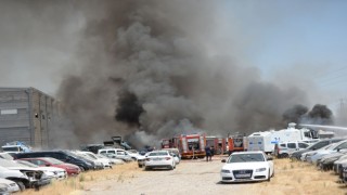 Kahramanmaraş'ta yediemin hurda araçların bulunduğu alanda yangın çıktı