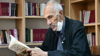 Edebiyat kentinin 79 yaşındaki "kitap kurdu" öğrencilere örnek oluyor