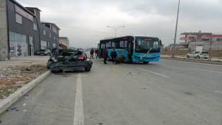 Özel Halk Otobüsü Sürücü Eğitim Aracına Çarptı