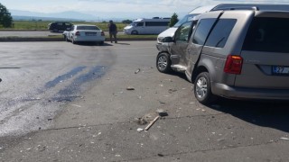 Kahramanmaraş’ta Hafif Ticari Araç İle Otomobil Çarpıştı: 3 Yaralı