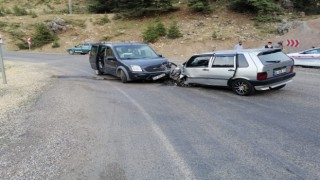 Hafif Ticari araç ile Otomobil Çarpıştı: 3 Yaralı