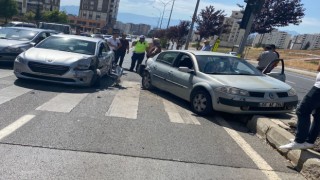 Kırmızı Işıkta Bekleyen Otomobillere Çarptı: 2 Yaralı