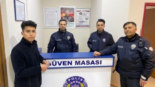 ATM’de Unutulan Parayı Polis Ekipleri Sahibine Teslim Etti 