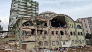 Depremde hasar alan minareler kontrollü olarak yıkılıyor