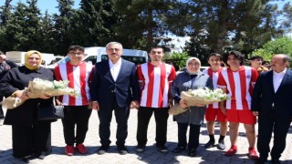 Yeni Halı Saha Gençlerin Hizmetine Sunuldu