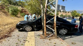 Kahramanmaraş’ta otomobil elektrik direğine çarptı: 1 yaralı 