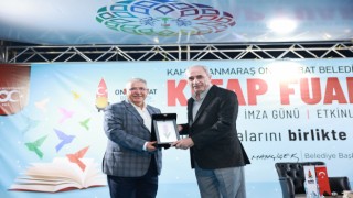 Şair ve yazar Nurullah Genç, EXPO 2023 Kitap Fuarı’nda okurlarıyla buluştu