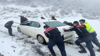 Kahramanmaraş’ta sürücülerin yardımına jandarma yetişti 