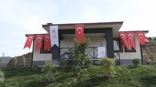 Şehit Müslüm Özdemir'in depremzede ailesine evi teslim edildi