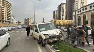 Kahramanmaraş’ta hafif ticari araç aydınlatma direğine çarptı: 1 yaralı