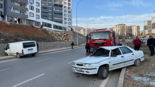 Kahramanmaraş’ta hafif ticari araç ile otomobil çarpıştı: 2 yaralı