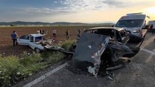 İki otomobil kafa kafaya çarpıştı: 6 yaralı