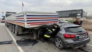 Kahramanmaraş’ta otomobil tıra ok gibi saplandı