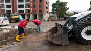 Sağanakla Caddelere Taşınan Çamurlar Temizlendi