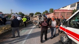 Servis minibüsüyle otomobil çarpıştı: 12 yaralı