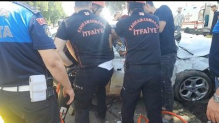 Kahramanmaraş’ta otomobil refüje çarptı: 4 yaralı 