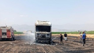 Türkoğlu’da tır demir yığınına döndü