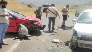 Elbistan’da iki otomobil kafa kafaya çarpıştı: 2 yaralı 