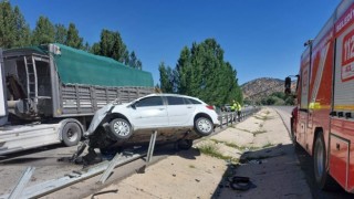 Göksun’da otomobil bariyerlere çarptı: 3 yaralı 