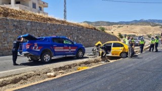 Kahramanmaraş’ta jandarma aracıyla ticari taksi çarpıştı: 3 yaralı