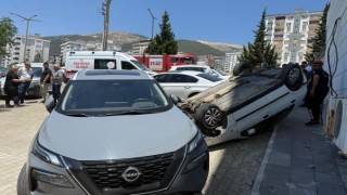 Kahramanmaraş’ta kontrolden çıkan otomobil park halindeki araçlara çarptı