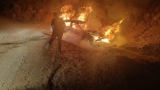 Elbistan’da otomobil cayır cayır yandı  