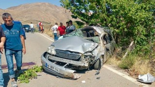 Nurhak’ta ehliyetsiz sürücü ağaça çarptı: 1 ağır 3 yaralı 